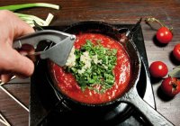 Весенний томатный соус к шашлыку